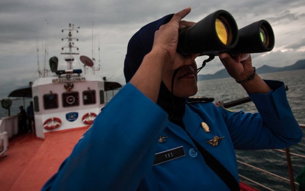 Un membre de l’équipe de secours nationale malaisienne scrute l'horizon sur la mer d'Andaman à la recherche du vol MH 370 (Crédit : AFP/CHAIDEER MAHYUDDIN) Un membre de l’équipe de secours nationale malaisienne scrute l'horizon sur la mer d'Andaman à la recherche du vol MH 370 (Crédit : AFP/CHAIDEER MAHYUDDIN)