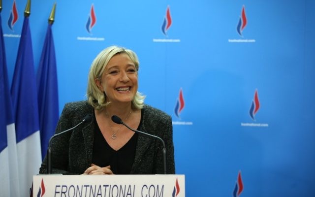 La présidente du parti d'extrême droite Front National, Marine Le Pen, lors d'une conférence de presse, le 23 mars 2014. (Crédit : Kenzo Tribouillard/AFP) La présidente du parti d'extrême droite Front National, Marine Le Pen, lors d'une conférence de presse, le 23 mars 2014. (Crédit : Kenzo Tribouillard/AFP)