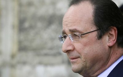 Le président français François Hollande attend le Premier ministre chinois, le 26 mars 2014 (Crédit : Patrick Kovarik/POOL/AFP Photo)