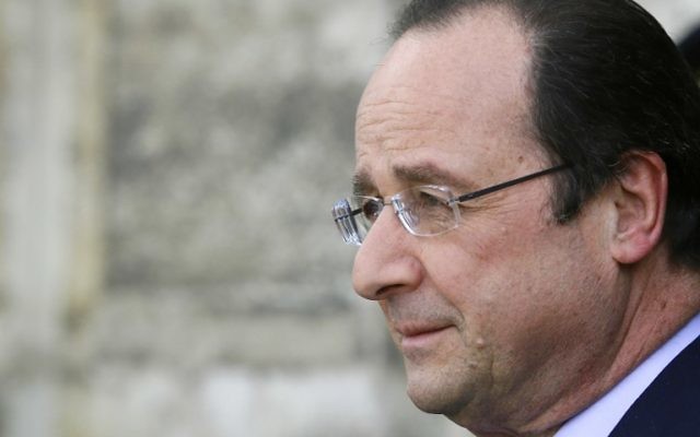 Le président français François Hollande attend le Premier ministre chinois, le 26 mars 2014 (Crédit : Patrick Kovarik/POOL/AFP Photo) Le président français François Hollande attend le Premier ministre chinois, le 26 mars 2014 (Crédit : Patrick Kovarik/POOL/AFP Photo)