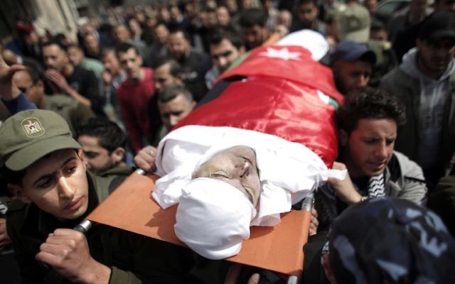 Des Palestiniens portent le corps de Raed Zeiter, 38 ans, lors de ses funérailles dans la ville de Naplouse, en Cisjordanie, le 11 mars 2014  (Crédit : AFP PHOTO / AHMAD GHARABLI)