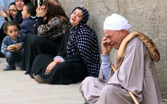 Les familles des condamnés à mort attendent devant le tribunal de Minya en Égypte, le 25 mars 2014 (Crédit : AFP Photo/STR) Les familles des condamnés à mort attendent devant le tribunal de Minya en Égypte, le 25 mars 2014 (Crédit : AFP Photo/STR)