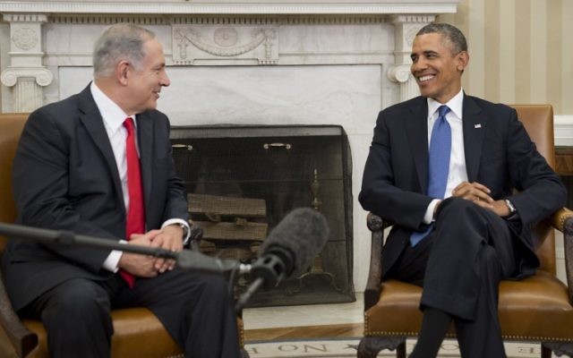 Le Premier ministre israélien Benjamin Netanyahu en compagnie du président américain Barack Obama, lors de sa visite à la Maison Blanche, le 4 mars 2014 (Crédit : Saul Loeb/AFP)