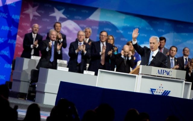 Le Premier ministre Benjamin Netanyahu salue la foule après son discours à l'AIPAC à Washington, le 4 mars 2014 (Crédit : Nicholas Kahm/AFP) Le Premier ministre Benjamin Netanyahu salue la foule après son discours à l'AIPAC à Washington, le 4 mars 2014 (Crédit : Nicholas Kahm/AFP)