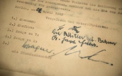 Les signatures d'Adolf Hitler (première en partant du haut) et d'Eva Braun (deuxième en partant du haut) ainsi que celles de leur témoins Joseph Goebbels (deuxième en partant du bas), ministre nazi de la propagande, et Martin Bormann, secrétaire particulier de Hitler et haut dignitaire nazi, sur leur contrat de mariage (Crédit : AFP PHOTO/Brendan SMIALOWSKI)