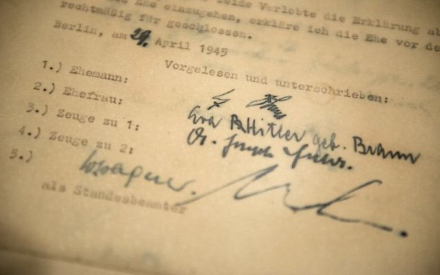 Les signatures d'Adolf Hitler (première en partant du haut) et d'Eva Braun (deuxième en partant du haut) ainsi que celles de leur témoins Joseph Goebbels (deuxième en partant du bas), ministre nazi de la propagande, et Martin Bormann, secrétaire particulier de Hitler et haut dignitaire nazi, sur leur contrat de mariage (Crédit : AFP PHOTO/Brendan SMIALOWSKI)