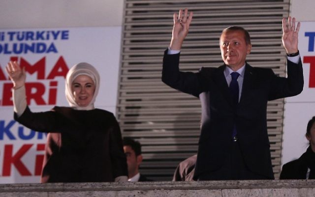 Le Premier ministre turc Recep Tayyip Erdogan  et sa femme Emine Erdogan saluent les foules, le 31 mars 2014 (Crédit : Adem Altan/AFP Photo)