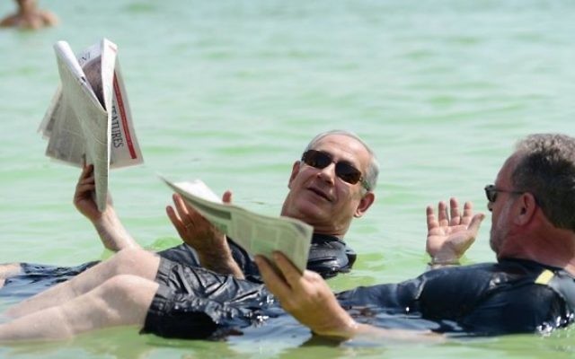 Le Premier ministre Bejamin Netanyahu flotte dans la Mer Morte avec le producteur Peter Greenberg, lors de leur "Visite Royale" d’Israël. (Crédit : Kobi Gideon/Bureau de presse du gouvernement)