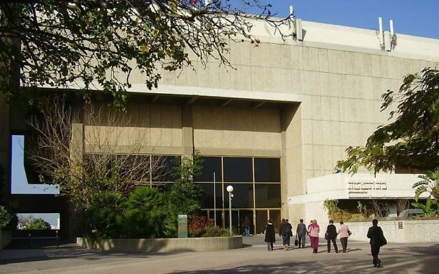 Le musée Beit Hatfusot, anciennement le musée de la Diaspora, à Tel Aviv (Crédit : CC BY Avishai Teicher/Wikimedia Commons)