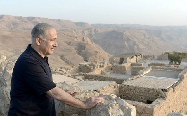 Le Premier ministre Bejamin Netanyahu visite Massada avec le producteur Peter Greenberg, lors de leur "Visite Royale" d’Israël. (Crédit : Kobi Gideon/Bureau de presse du gouvernement)