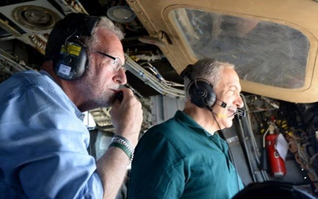 Le Premier ministre Bejamin Netanyahu avec le producteur Peter Greenberg, lors de leur "Visite Royale" d’Israël. (Crédit : Avi Ohayon/Bureau de presse du gouvernement)