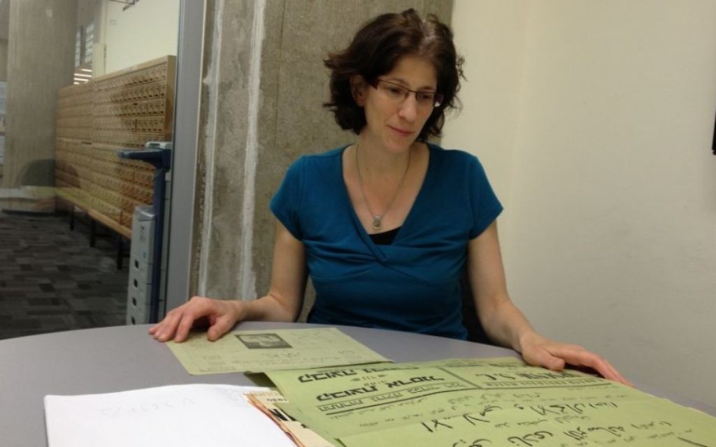 Raquel Ukeles, la conservatrice de la collection de l'islam et du Moyen-Orient à la Bibliothèque nationale israélienne, montre des affiches scannées et diffusées sur Internet, le 23 mars 2014 (Crédit : Elhanan Miller/Times of Israel)