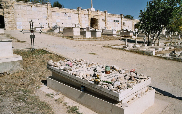 La tombe d'Oskar Schindler, Jérusalem, 2010 (Crédit : CC BY Michael Panse/Flickr) La tombe d'Oskar Schindler, Jérusalem, 2010 (Crédit : CC BY Michael Panse/Flickr)