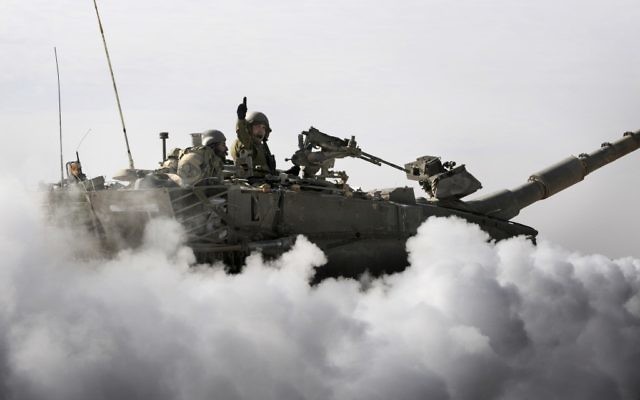 Un tank Merkava participe à un exercice pour les réservistes, en 2011 (Crédit : Ori Shifrin/Unité porte-parole de l’armée israélienne)
