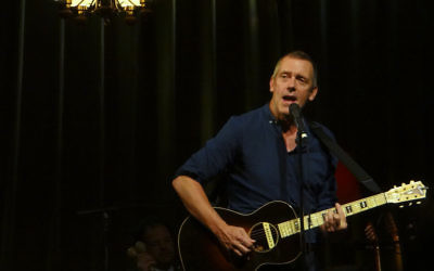 Hugh Laurie en concert au El Rey Theatre à Los Angeles, Californie, le 24 mai 2012 (Crédit : CC BY Fido/Flickr)