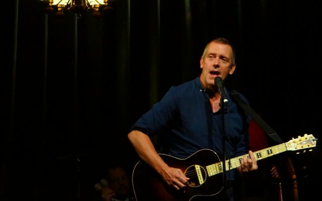 Hugh Laurie en concert au El Rey Theatre à Los Angeles, Californie, le 24 mai 2012 (Crédit : CC BY Fido/Flickr) Hugh Laurie en concert au El Rey Theatre à Los Angeles, Californie, le 24 mai 2012 (Crédit : CC BY Fido/Flickr)