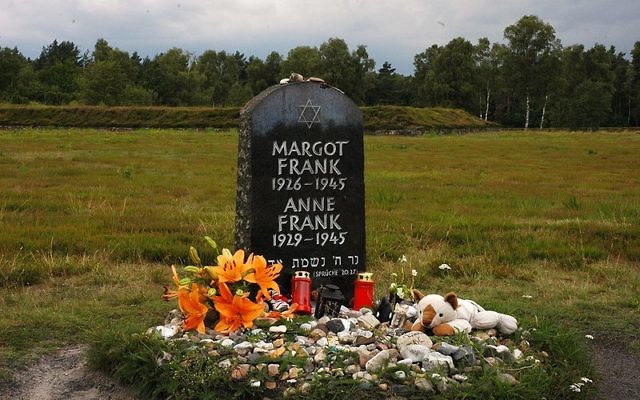 Monument à la mémoire d'Anne Frank, Bergen Belsen, Allemagne, 2009 (Crédit : CC BY Paal Sørensen/Wikimedia Commons) Monument à la mémoire d'Anne Frank, Bergen Belsen, Allemagne, 2009 (Crédit : CC BY Paal Sørensen/Wikimedia Commons)