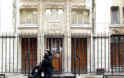 Entrée de la synagogue de la rue Pavée, 4ème arrondissement, Paris. (Crédit : CC BY Djampa/Wikimedia Commons)