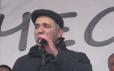 Garry Kasparov au rassemblement "Pour des élections justes" à Saint-Pétersbourg, 25 Février 2012 (Credit : CC BY Anna Plotnikova/Wikimedia Commons)