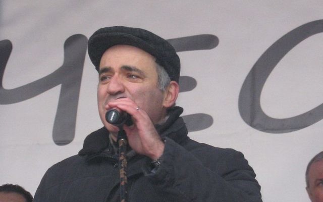 Garry Kasparov au rassemblement "Pour des élections justes" à Saint-Pétersbourg, 25 Février 2012 (Credit : CC BY Anna Plotnikova/Wikimedia Commons)
