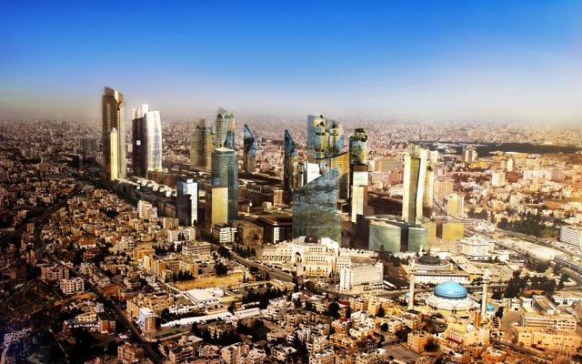 Lever de soleil sur Amman, en Jordanie (Crédit : Joeyzaza/CC BY/Wikimedia Commons)