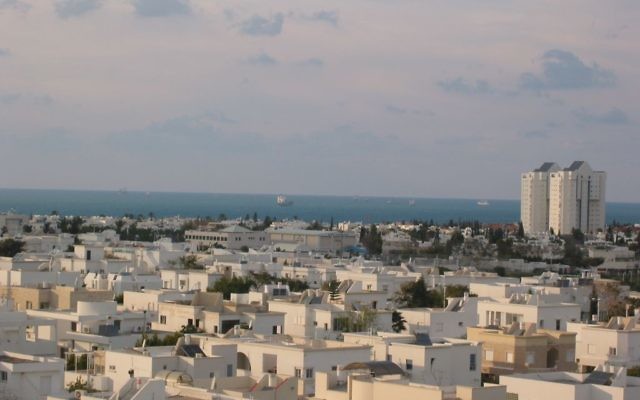 Vue sur les toits de Ashdod (Crédit : Kberlin/domaine public/Wikimedia Commons)
