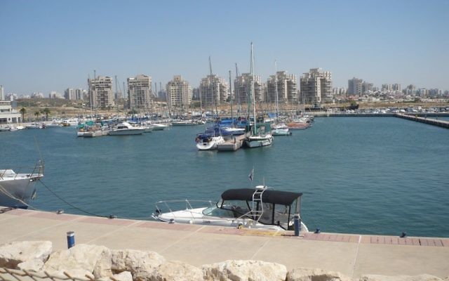 Le port d'Ashdod (Crédit : Avraham Krichevsky/domaine publique/Wikimedia Commons) Le port d'Ashdod (Crédit : Avraham Krichevsky/domaine publique/Wikimedia Commons)