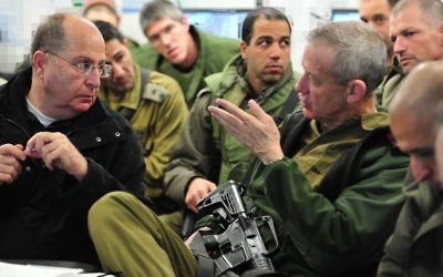 Benny Gantz, chef d'état-major de l'armée israélienne et Moshe Yaalon, ministre de la Défense (Crédit : autorisation ministère de la Défense)
