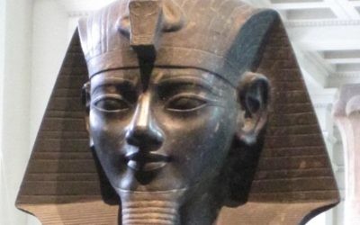 Une statue du pharaon Amenhotep III au British Museum (Crédit : A. Parrot/domaine publique/Wikimedia Commons)