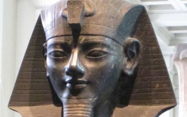 Une statue du pharaon Amenhotep III au British Museum (Crédit : A. Parrot/domaine publique/Wikimedia Commons)