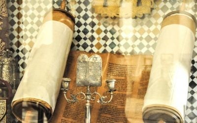 Des rouleaux de la Torah entreposés au musée de Marrakech (Crédit : Michal Schmulovich/Times of Israel)