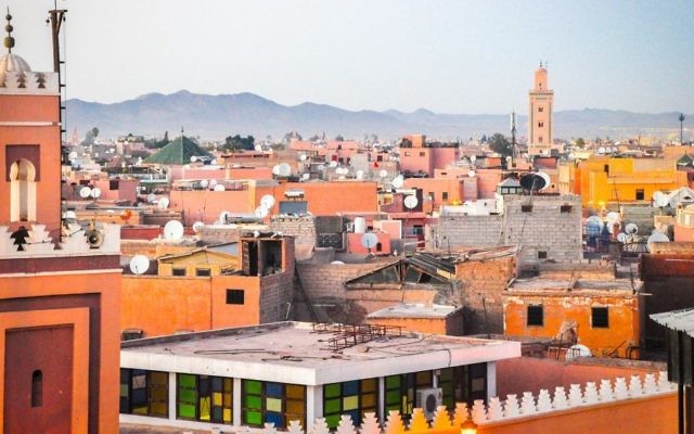 Une vue sur la vieille ville de Marrakech avec l'Atlas en arrière-plan (Crédit : Michal Schmulovich/Times of Israel)