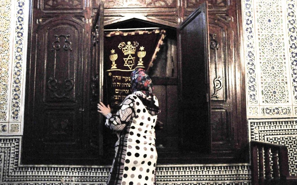 La synagogue Ibn Danan est ouverte au public mais n'est pas souvent utilisée. Une famille musulmane habite sous le sanctuaire et amène les visiteurs sur les lieux moyennant une petite somme (Crédit : Michal Schmulovich/Times of Israel)
