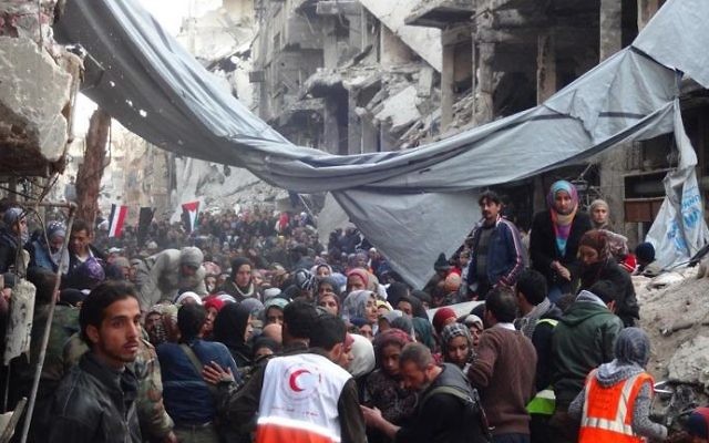 Des Palestiniens évacués du camp de réfugiés de Yarmouk à Damas, Syrie 2 février 2014 (Crédit : UNWRA/AFP) Des Palestiniens évacués du camp de réfugiés de Yarmouk à Damas, Syrie 2 février 2014 (Crédit : UNWRA/AFP)