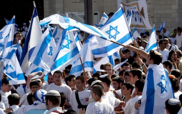 Des dizaines d'Israéliens portant des drapeaux de l'Etat hébreu pour célébrer le jour de Jérusalem (Crédit : Nati Shohat/Flash 90) Des dizaines d'Israéliens portant des drapeaux de l'Etat hébreu pour célébrer le jour de Jérusalem (Crédit : Nati Shohat/Flash 90)