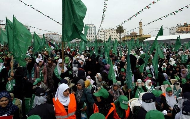 Des dizaines de supporters du Hamas lors d'un rassemblement à la mémoire du dixième anniversaire de la mort du cheikh Ahmed Yassine par un raid israélien à Gaza (Crédit : Abed Rahim/Flash 90)