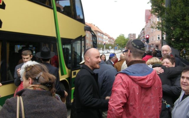Des Juifs danois arrivent à Malmö, en Suède, en septembre 2012 pour montrer leur solidarité avec la communauté juive de la ville. (Crédit photo : Cnaan Liphshiz/JTA)