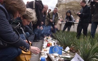Des manifestants allument des bougies à un rassemblement à Budapest pour protester contre un projet de loi visant à faire de la Hongrie une victime de l'Occupation (Crédit : Cnaan Liphshiz/JTA)