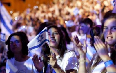 Des participants de Taglit à un événement organisé au Jerusalem International Convention Center (Crédit : Dudi Vaknin/Flash 90)