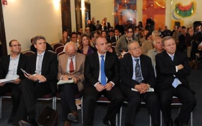 Des politiciens israéliens et palestiniens au lancement du Forum à Jérusalem - 24 mars 2014 (Crédit : autorisation AJEEC-NISPED)