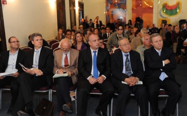 Des politiciens israéliens et palestiniens au lancement du Forum à Jérusalem - 24 mars 2014 (Crédit : autorisation AJEEC-NISPED)
