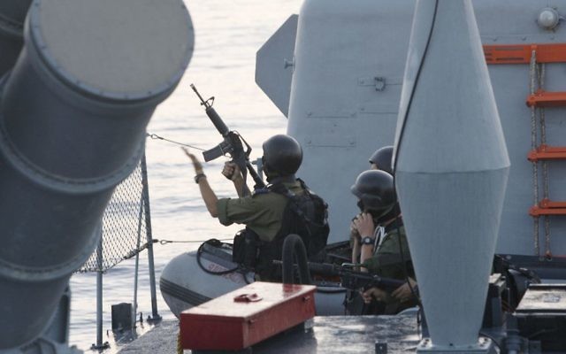 Des soldats israéliens à bord d'un navire (Crédit : Moti Milrod/Pool/Flash 90) Des soldats israéliens à bord d'un navire (Crédit : Moti Milrod/Pool/Flash 90)