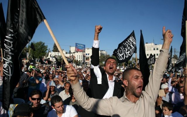 Des supporters de Hizb ut-Tahir à Ramallah (Crédit : Issam Rimawi/Flash 90) Des supporters de Hizb ut-Tahir à Ramallah (Crédit : Issam Rimawi/Flash 90)