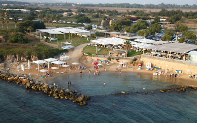 Une vue aérienne de la ville portuaire de Césarée. (Crédit : Moshe Shai/Flash90)