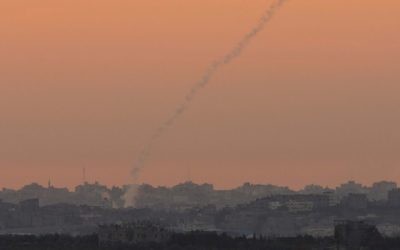 De la fumée tracée par une roquette tirée à partir de la bande de Gaza, novembre 2012 (Crédit : Yonatan Sindel/Flash90)