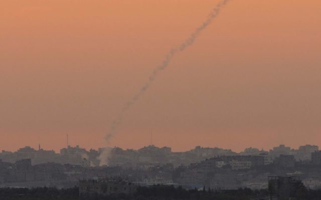 De la fumée tracée par une roquette tirée à partir de la bande de Gaza, novembre 2012 (Crédit : Yonatan Sindel/Flash90)