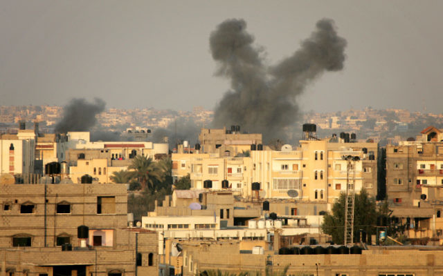 De la fumée s’élève après un raid israélien au sud de la bande de Gaza en 2012 (Crédit : Abed Rahim Khatib/Flash 90)