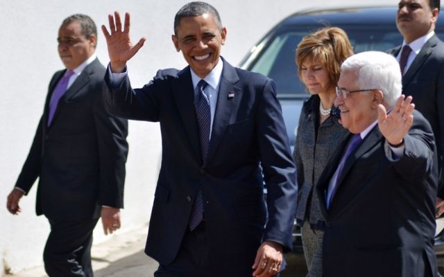 Le président américain Barack Obama et le président de l’Autorité palestinienne Mahmoud Abbas saluent la foule lors de la visite d'Obama à Ramallah, le 31 mars 2013 (Credit : Issam Rimawi/Flash90) Le président américain Barack Obama et le président de l’Autorité palestinienne Mahmoud Abbas saluent la foule lors de la visite d'Obama à Ramallah, le 31 mars 2013 (Credit : Issam Rimawi/Flash90)