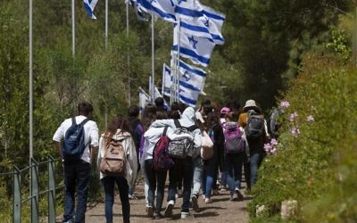 Des jeunes Israéliens se rendent au Mont Herzl, à partir de Yad Vashem, le 10 avril 2013 (Crédit : Flash90)