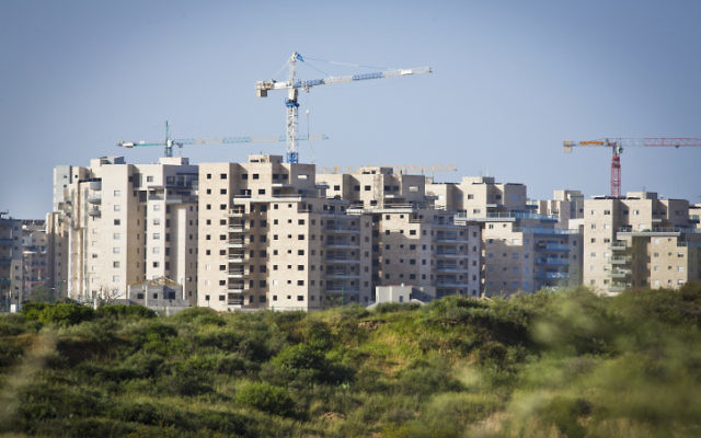 Des nouveaux bâtiments résidentiels en construction à Ashkelon, mars 2013 (Crédit : Moshe Shai/FLASH90)